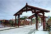 Trondheim Norvegia. . Il rosso Gamle Bybro, con due portali di legno rossi il vecchio ponte tutto in legno gettato sul Nid  